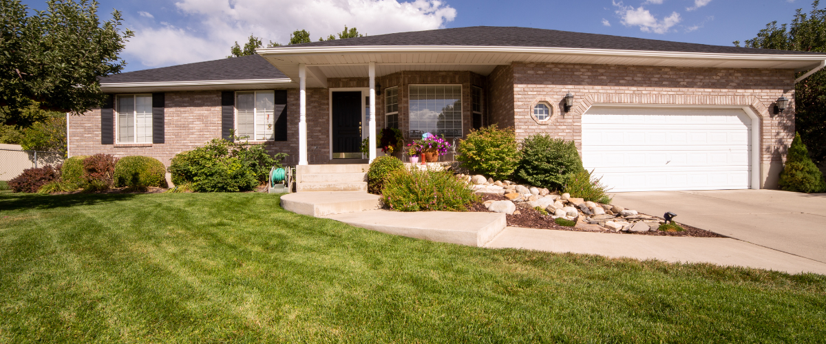 alvin texas home with a beautiful lawn